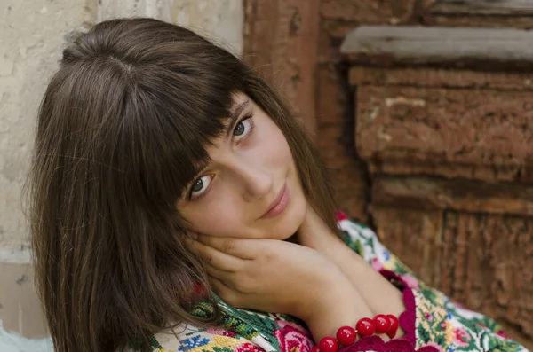 Retrato de menina bonita jovem na tradição pano ucraniano em — Fotografia de Stock