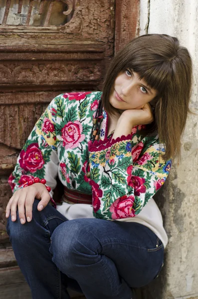 Retrato de niña hermosa en la tradición de tela ucraniana en — Foto de Stock