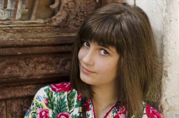 伝統ウクライナ布の上に美しい少女の肖像画 — ストック写真