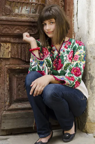 Ritratto di giovane bella ragazza in tessuto tradizionale ucraino su — Foto Stock