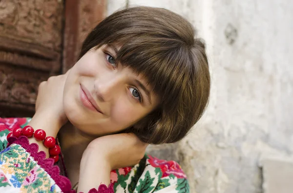 Retrato de menina bonita jovem na tradição pano ucraniano em — Fotografia de Stock