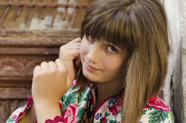 Retrato de menina bonita jovem na tradição pano ucraniano em — Fotografia de Stock