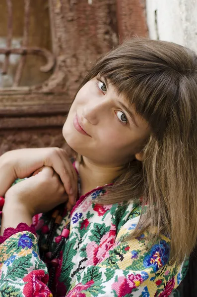 Portret van jonge mooi meisje in traditie Oekraïense doek op — Stockfoto
