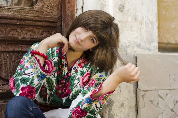 Hagyomány ukrán ruhát a fiatal gyönyörű lány portréja — Stock Fotó