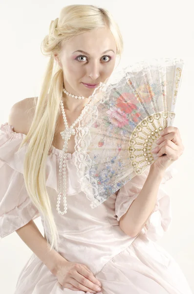 Studio portret van mooie vrouw gekleed in oude modieuze stijl wit fan — Stockfoto