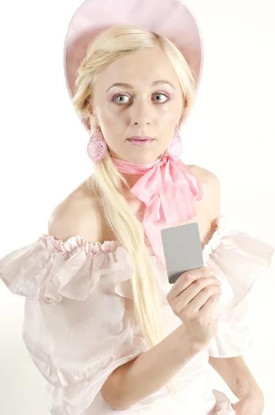 Retrato de estudio de una hermosa mujer vestida con estilo antiguo de moda con tarjeta gris —  Fotos de Stock