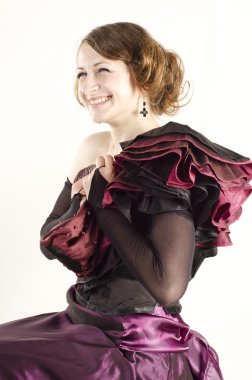 çekici, güzel ve gülümseyen bir kadın portresi Studio eski fashinable tarzda giyinmiş