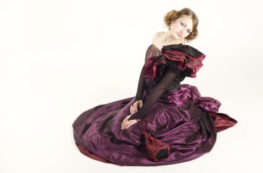 beyaz zemin üzerine eski fashinable stil stüdyo portre çekici, güzel bir kadın giyinmiş