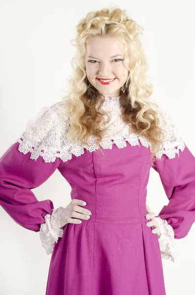 Estúdio retrato de uma menina bonita, atraente e sorridente vestida como uma senhora da moda velha no fundo branco — Fotografia de Stock