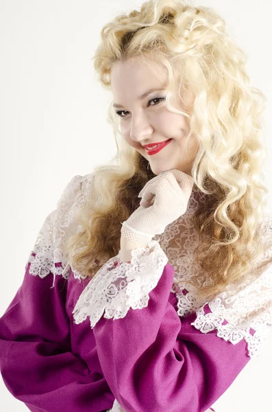 Estúdio retrato de uma menina bonita, atraente e sorridente vestida como uma senhora da moda velha no fundo branco — Fotografia de Stock