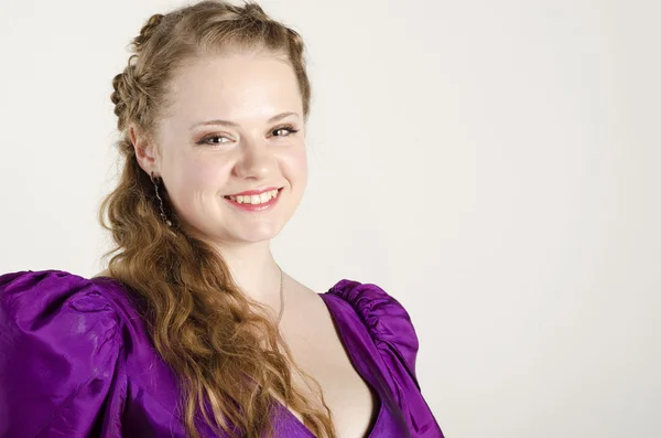 Estúdio retrato de uma menina bonita, atraente e sorridente vestida como uma senhora da moda velha no fundo branco — Fotografia de Stock