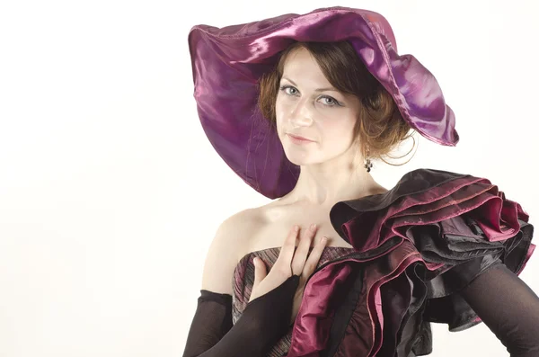 Studio portret van een aantrekkelijke, mooie vrouw in brede hoed gekleed in oude fashinable stijl — Stockfoto