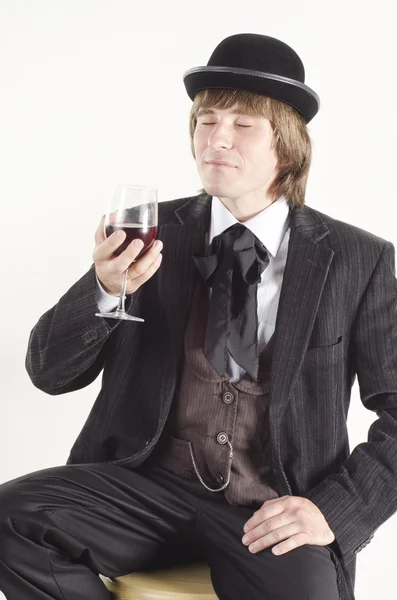 Studio porträtt av en affärsman med ett glas rött vin — Stockfoto