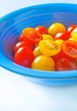 Mavi plaka sarı ve kırmızı kiraz domates ile