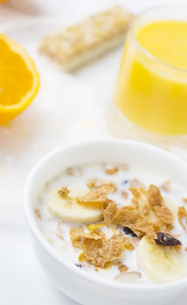 Whole grain cereal and orange juice breakfast — Stock Photo, Image