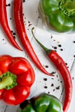 Bell, kırmızı biber ve kara biber