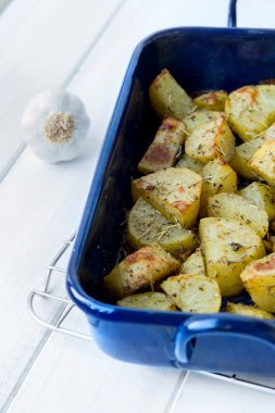 Tavada fırında patates.