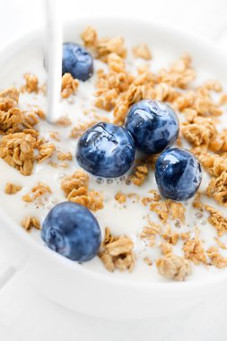 Granola kahvaltı çilek ile