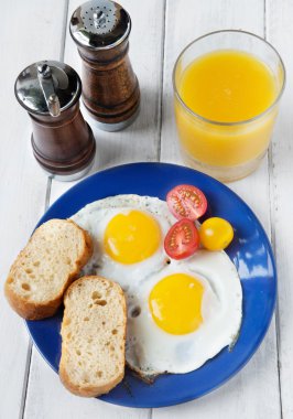 taze kahvaltı yumurta ile
