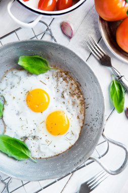 twee gebakken eieren rustieke ontbijt