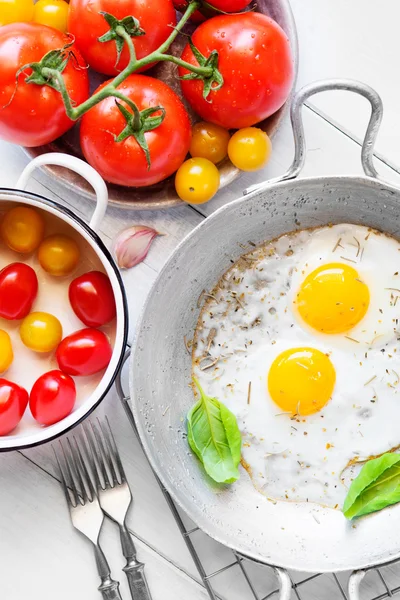 twee gebakken eieren rustieke ontbijt