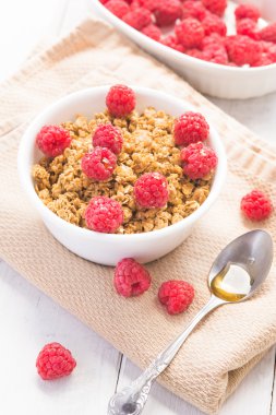 Ahududu ve ballı kahvaltı taze granola