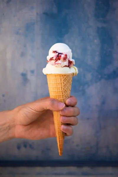 Helado en la mano — Foto de Stock