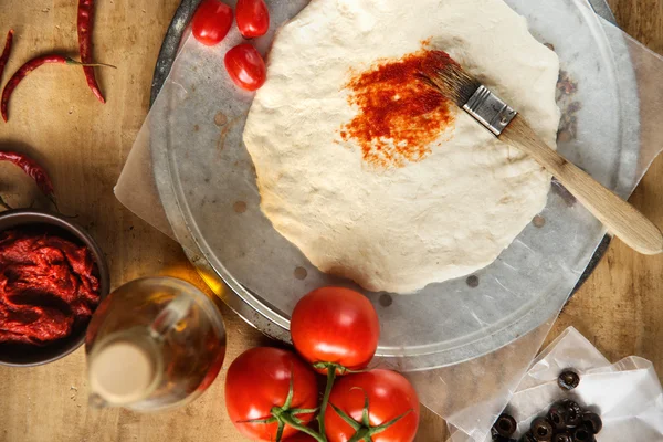 ピザ生地とトマト ペースト — ストック写真