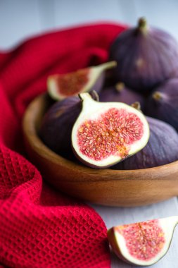 incir rustik masa üzerinde