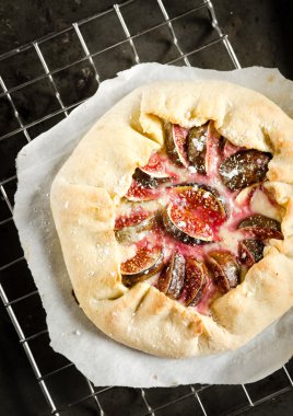 incir Galette'ye krem peynir ve bal ile