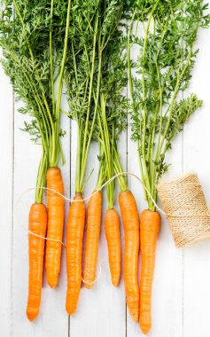 beyaz tahtalar üzerinde genç rustik havuç