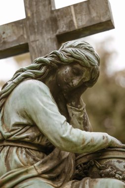 üzgün kadın mezar taşı
