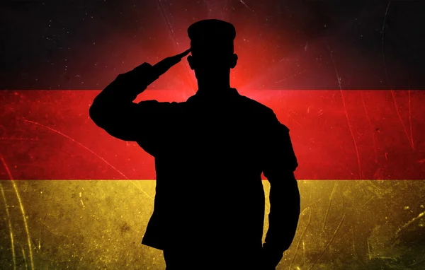 Fier soldat allemand sur fond de drapeau allemand — Photo