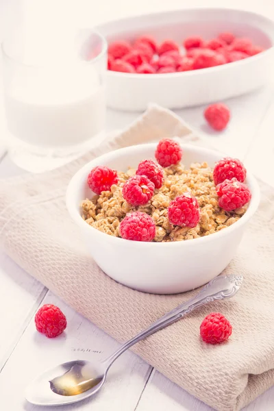 Fresh granola breakfast with raspberries and honey — Stock Photo, Image