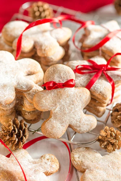 Kerstmis peperkoek cookie man met rood lint stropdas — Stok fotoğraf