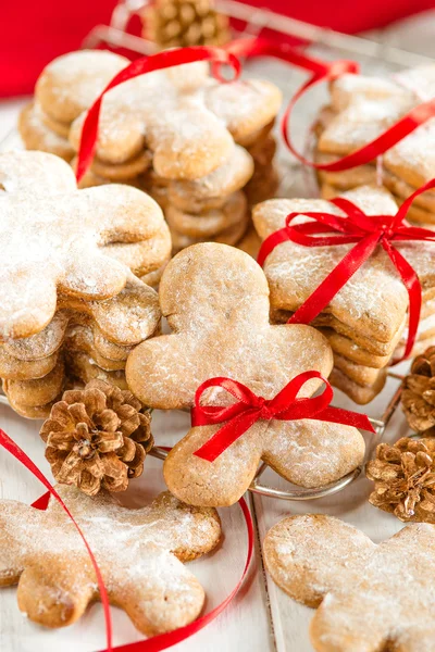 Kerstmis peperkoek cookie man met rood lint stropdas — Stok fotoğraf