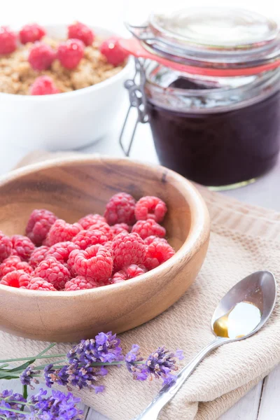 Bowl of raspberries on a rustic table — Stock Photo, Image