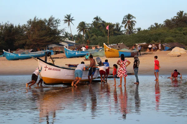 genç erkeklerin bir balıkçı teknesi ashor çekti