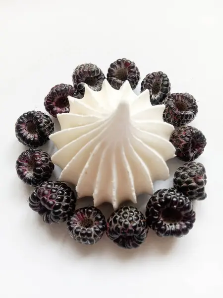 White Meringue Dessert Decorated Black Raspberries White Background — Fotografia de Stock