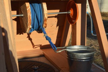 Su kuyusu içmek için ahşap bir ev.