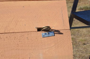 Su kuyusu içmek için ahşap bir ev.