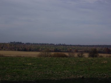 Sonbahar sonlarının panoraması.