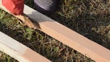 Rutubetten korunmak için ahşap döşemeler boyuyorum.