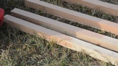 Rutubetten korunmak için ahşap döşemeler boyuyorum.