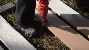 Rutubetten korunmak için ahşap döşemeler boyuyorum.