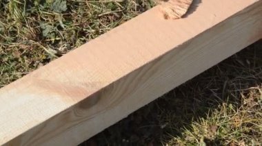 Rutubetten korunmak için ahşap döşemeler boyuyorum.