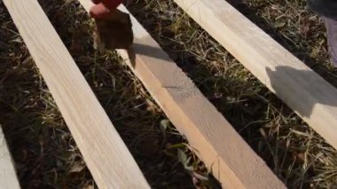 Rutubetten korunmak için ahşap döşemeler boyuyorum.