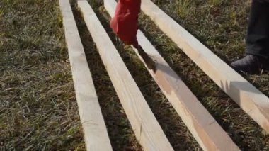 Rutubetten korunmak için ahşap döşemeler boyuyorum.