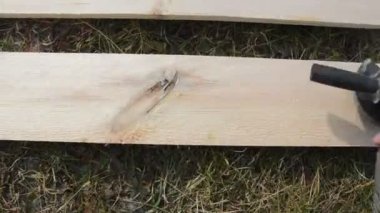 Sonraki resim için kereste zımparalama