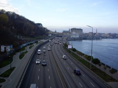 KIEV, UKRAINE - 12 Kasım 2021: Ulaşım altyapısı ve şehir unsurları